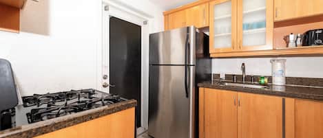 Refrigerador, microondas, horno y parrilla de estufa