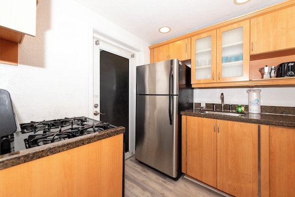 Fridge, microwave, oven, stovetop - Family 1 bedroom full kitchen double bed (MIAMI BEACH)