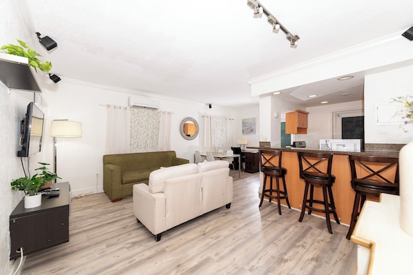 テレビ、書斎 / ワークスペース