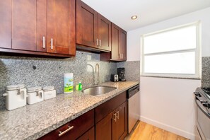 Fridge, microwave, oven, stovetop - Cozy 1 bedroom next to Ocean drive Parking Availabke (MIAMI BEACH)