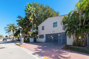 Exterior - Large 1 bedroom Collins avenue parking available (MIAMI BEACH)