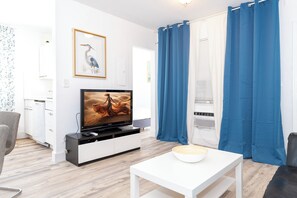 TV, offices - Large 1 bedroom Collins avenue parking available (MIAMI BEACH)