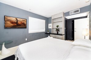 1 間睡房、書桌、熨斗/熨衫板、床單