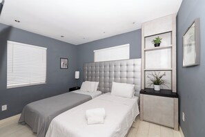 1 chambre, bureau, fer et planche à repasser, draps fournis