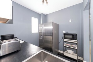 Kühlschrank, Mikrowelle, Ofen, Geschirrspüler