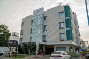 Free self-parking - The Horizon Hotel (Ankleshwar)
