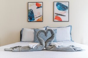 2 bedrooms, in-room safe, desk, iron/ironing board - Gulf - Charming 2Br Lake Front Apartment (Gulfport)