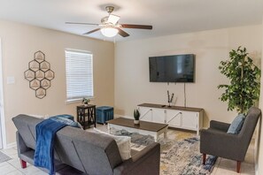 Smart TV - Gulf - Charming 2Br Lake Front Apartment (Gulfport)