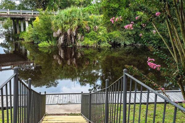 Property grounds - Gulf - Charming 2Br Lake Front Apartment (Gulfport)