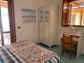 6 bedrooms, desk, iron/ironing board, WiFi