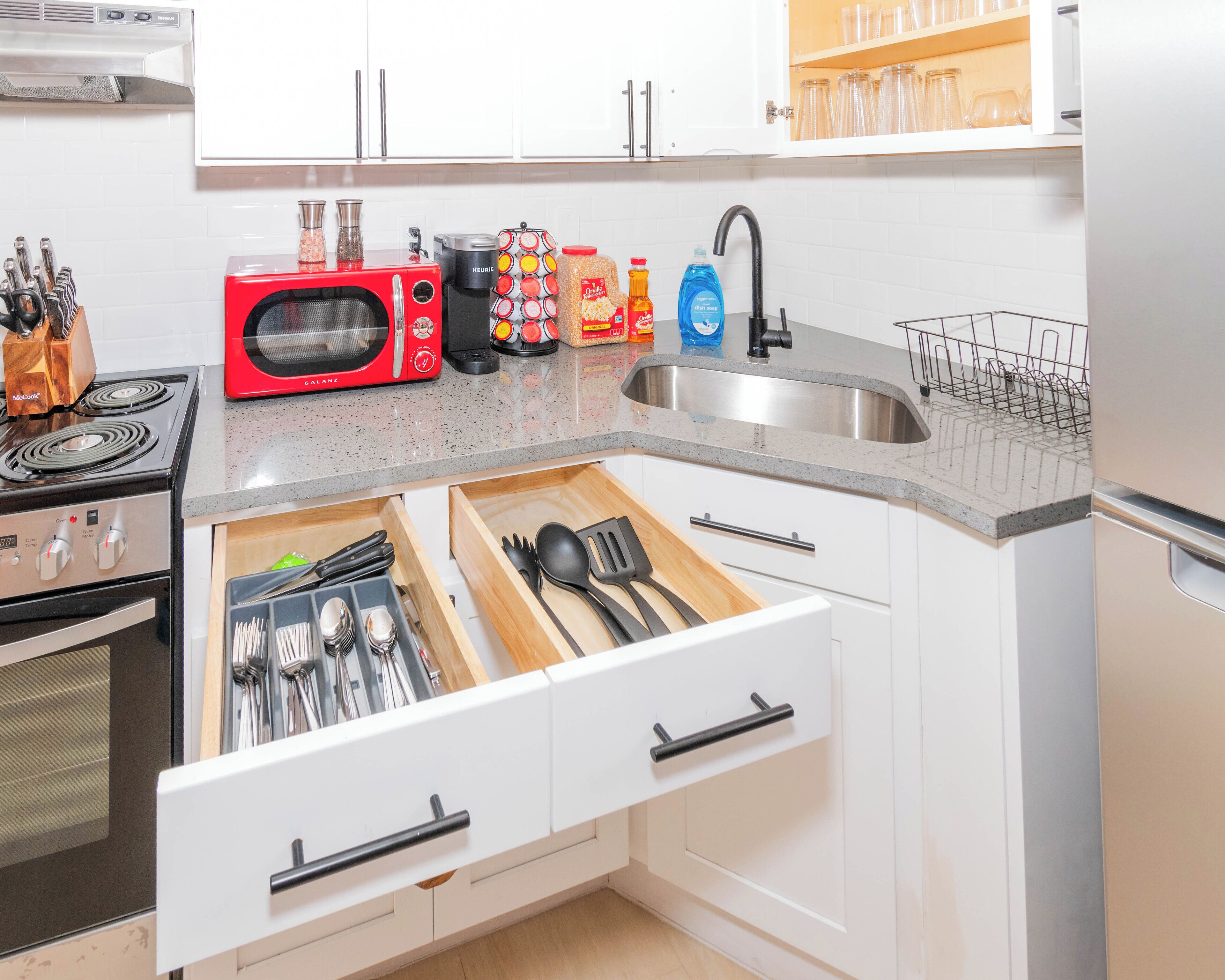 Kjøleskap, mikrobølgeovn, ovn og kokeplater