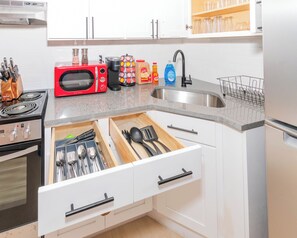 Réfrigérateur, micro-ondes, four, plaque de cuisson