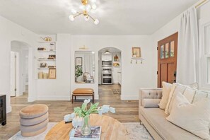 TV - Camas Lakehouse with Tiny Home (Camas)