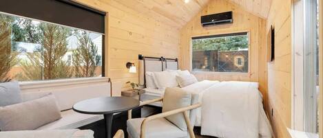 3 Schlafzimmer, Schreibtisch, Bügeleisen/Bügelbrett, Reisekinderbett