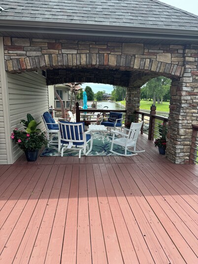 Spacious 5-bedroom house in beautiful Carter Lake with fitness room, WiFi