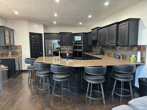 Spacious 5-bedroom house in beautiful Carter Lake with fitness room, WiFi