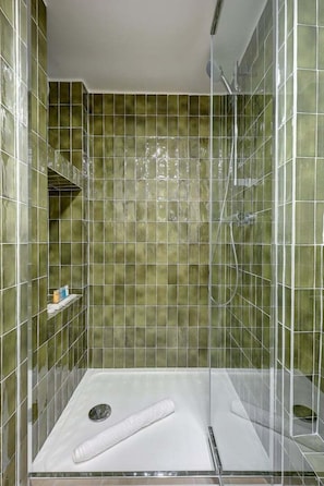 Douche, séchoir à cheveux, serviettes fournies, savon