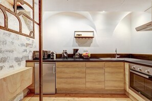 Fridge, microwave, stovetop, coffee/tea maker - 371 Suite Saulnier 1 - Superb apartment in Paris (Paris 09 Opéra)