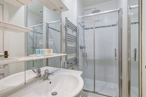 Shower, hair dryer, towels