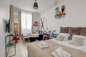 Desk, iron/ironing board, Internet, bed sheets
