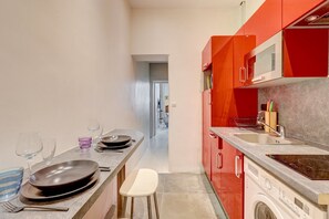 Fridge, microwave, oven, coffee/tea maker