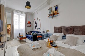 Een bureau, een strijkplank/strijkijzer, internet, beddengoed