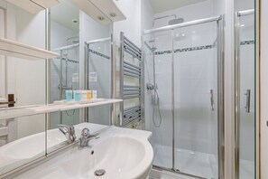 Een douche, een haardroger, handdoeken