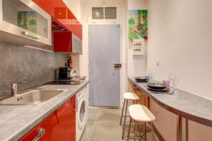 Réfrigérateur, four à micro-ondes, un four, cafetière-théière