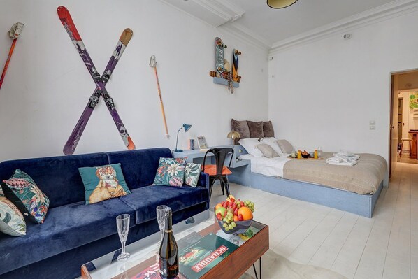 Desk, iron/ironing board, Internet, bed sheets