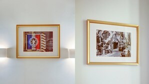 Deux œuvres d’art encadrées sont accrochées au mur.