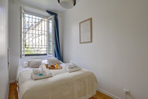 2 bedrooms, desk, iron/ironing board, WiFi