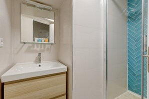 Dusche, Haartrockner, Handtücher, Seife