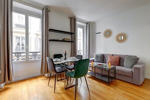 Dining - 316 Suite BIOT 5 - Superb apartment in Paris (Paris 17 Batignolles-Monceau)
