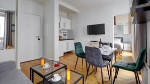 A modern apartment with a dining area, kitchen, and living space. - 316 Suite BIOT 5 - Superb apartment in Paris (Paris 17 Batignolles-Monceau)