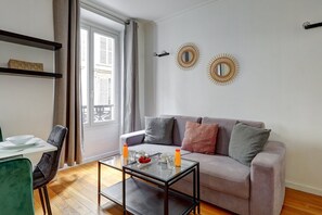TV - 316 Suite BIOT 5 - Superb apartment in Paris (Paris 17 Batignolles-Monceau)