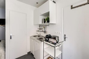 Kylskåp, mikrovågsugn, kaffe- och tebryggare och brödrost