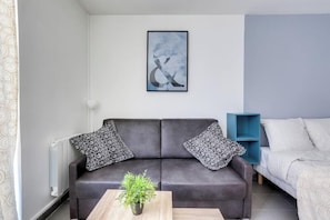 TV - 123 Suite Brancion - Superb Studio in Paris (Paris 14 Observatoire)