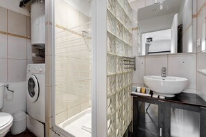 Een douche, een haardroger, handdoeken