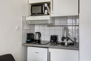 Jääkaappi, mikroaaltouuni, kahvin-/teenkeitin, leivänpaahdin