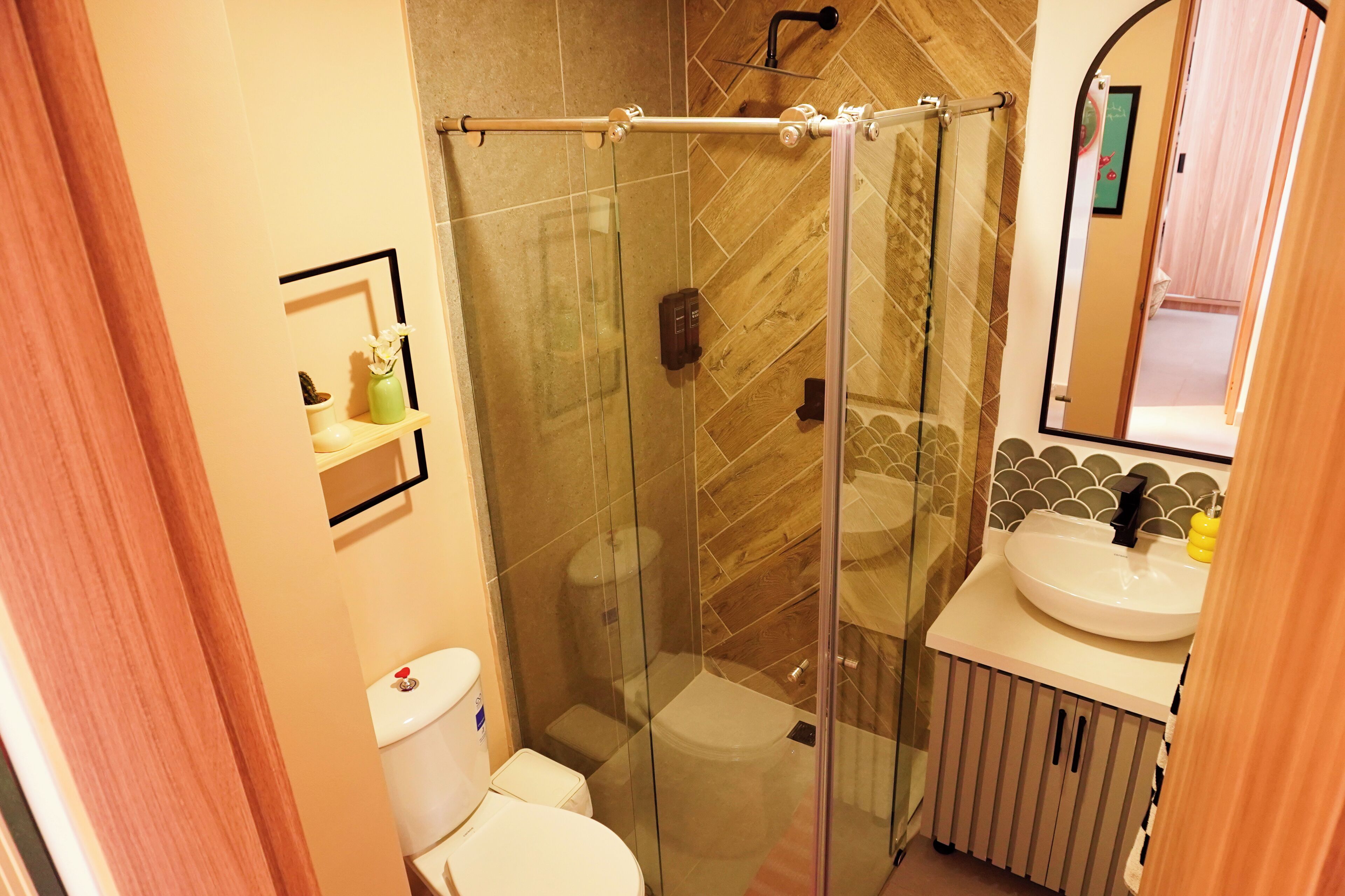 Douche, sèche-cheveux, serviettes fournies, savon