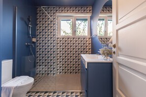 Een douche, een haardroger, handdoeken