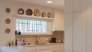 Coffee/tea maker, fridge, microwave, oven - FLH Jacaranda Costa Caparica Beach House (Almada)