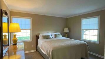 4 bedrooms, desk, WiFi, bed sheets