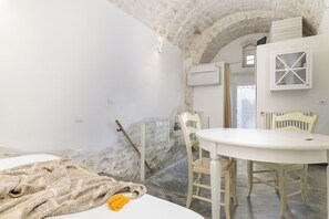 Apartment | 1 bedroom, iron/ironing board, free WiFi - White Studio with Jacuzzi  (Ostuni)