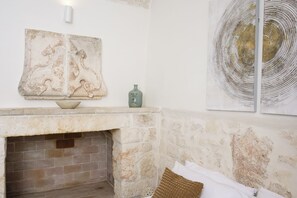 Interior - White Studio with Jacuzzi  (Ostuni)
