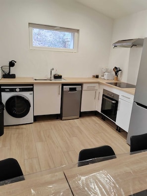 Kjøleskap og kokeplater