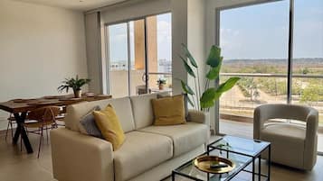 Apartamento Premium | Zona de estar | Una televisión LED