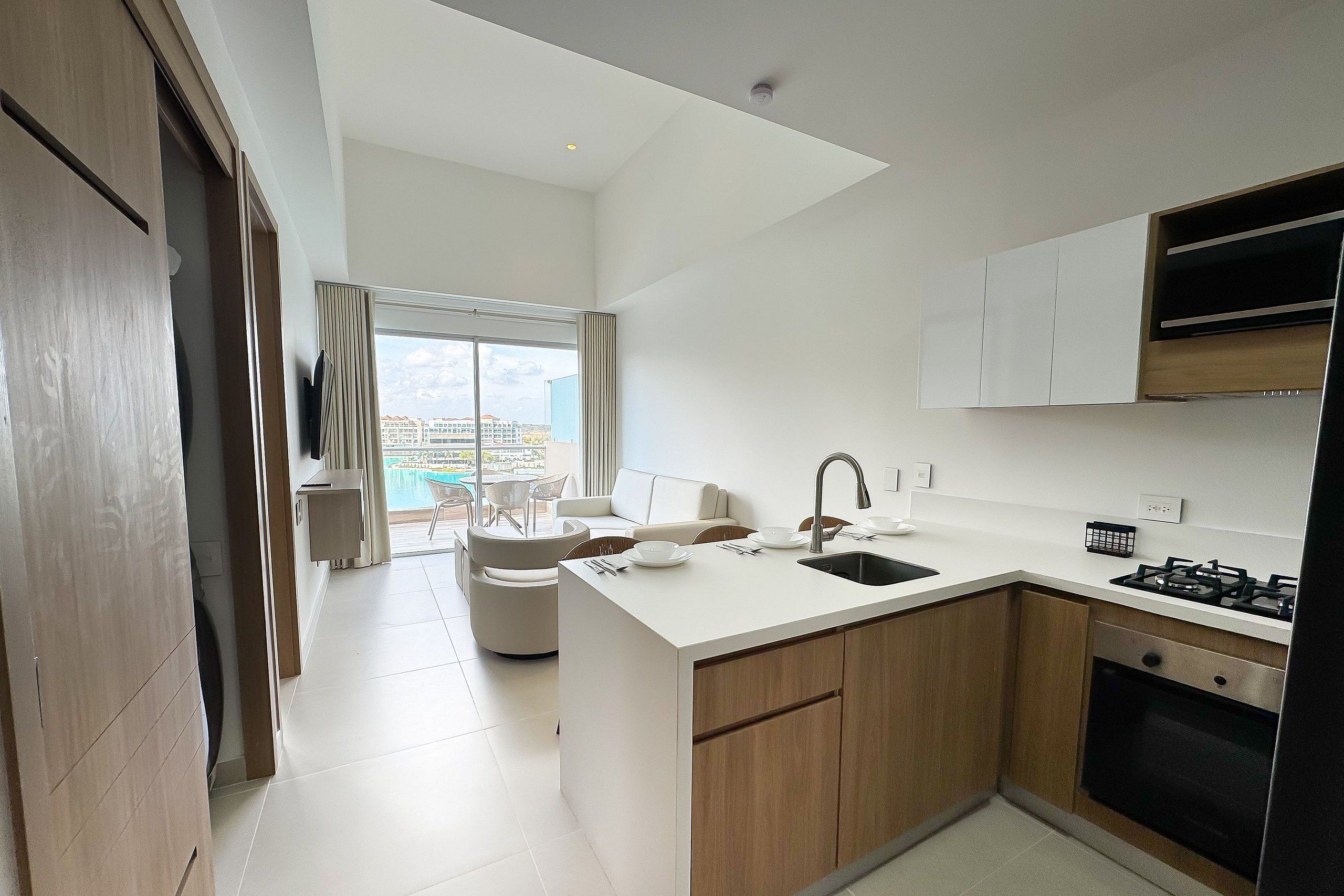 Una cucina moderna con isola centrale, elettrodomestici integrati e vista sulla città.
