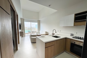 Una cocina moderna con una isla central, electrodomésticos integrados y vistas a la ciudad.