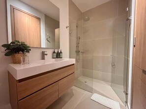 Premium-Apartment | Badezimmer | Dusche, Haartrockner, Handtücher, Seife